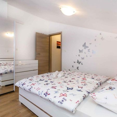 Apartment In Malinska/Insel Krk 38057 Buitenkant foto